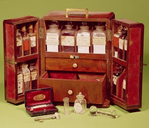 Dinneford Family Chemist tarafından tıbbi sandık (maun)